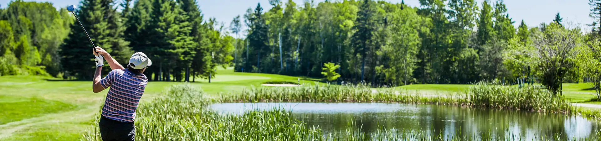 Golfbaan in sfeervol licht